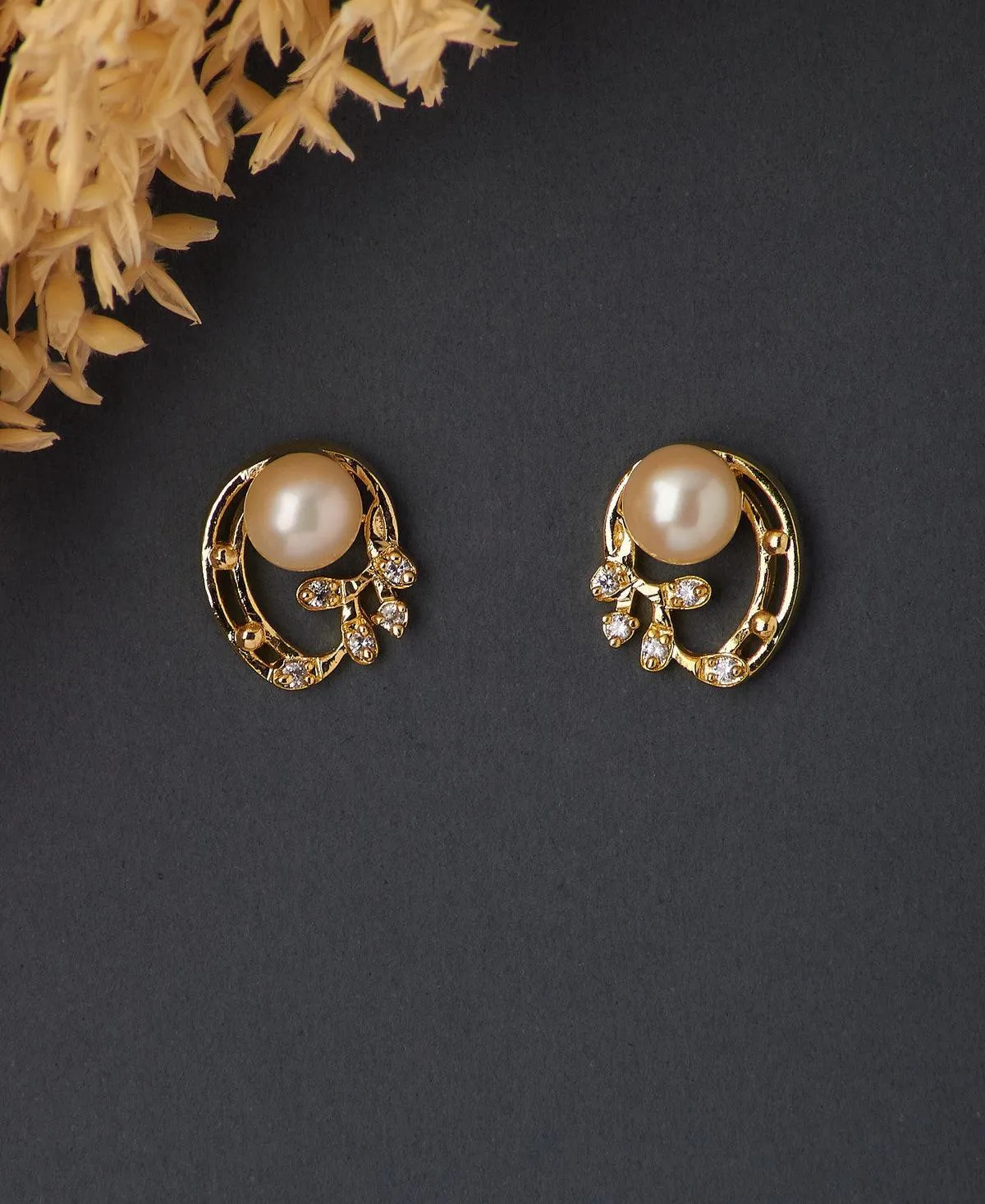 Beautiful Pearl Stud Earring