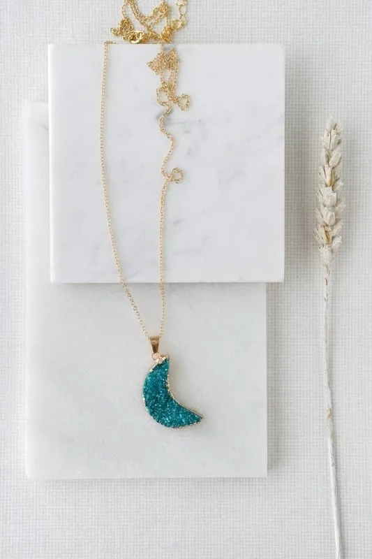 Xander Kostroma - Gold Tone Raw Turquoise Crystal Half Moon Necklace for Women - Enhances Elegance and Individuality - Handcrafted Unique Jewelry - 68cm Length - Perfect Gift for Style and Beauty